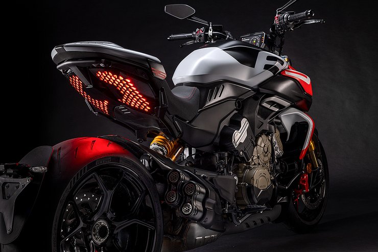 Diavel V4 RS Slide 1