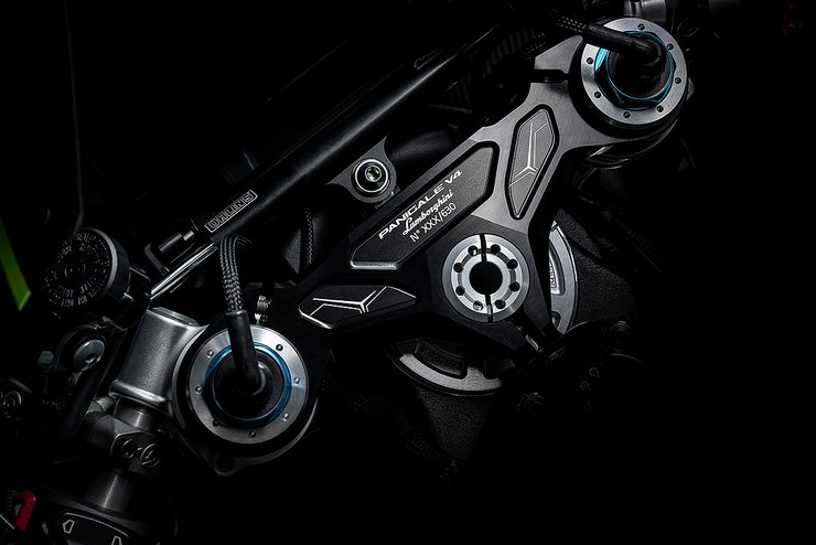 Panigale V4 Lamborghini 7G Slide 3